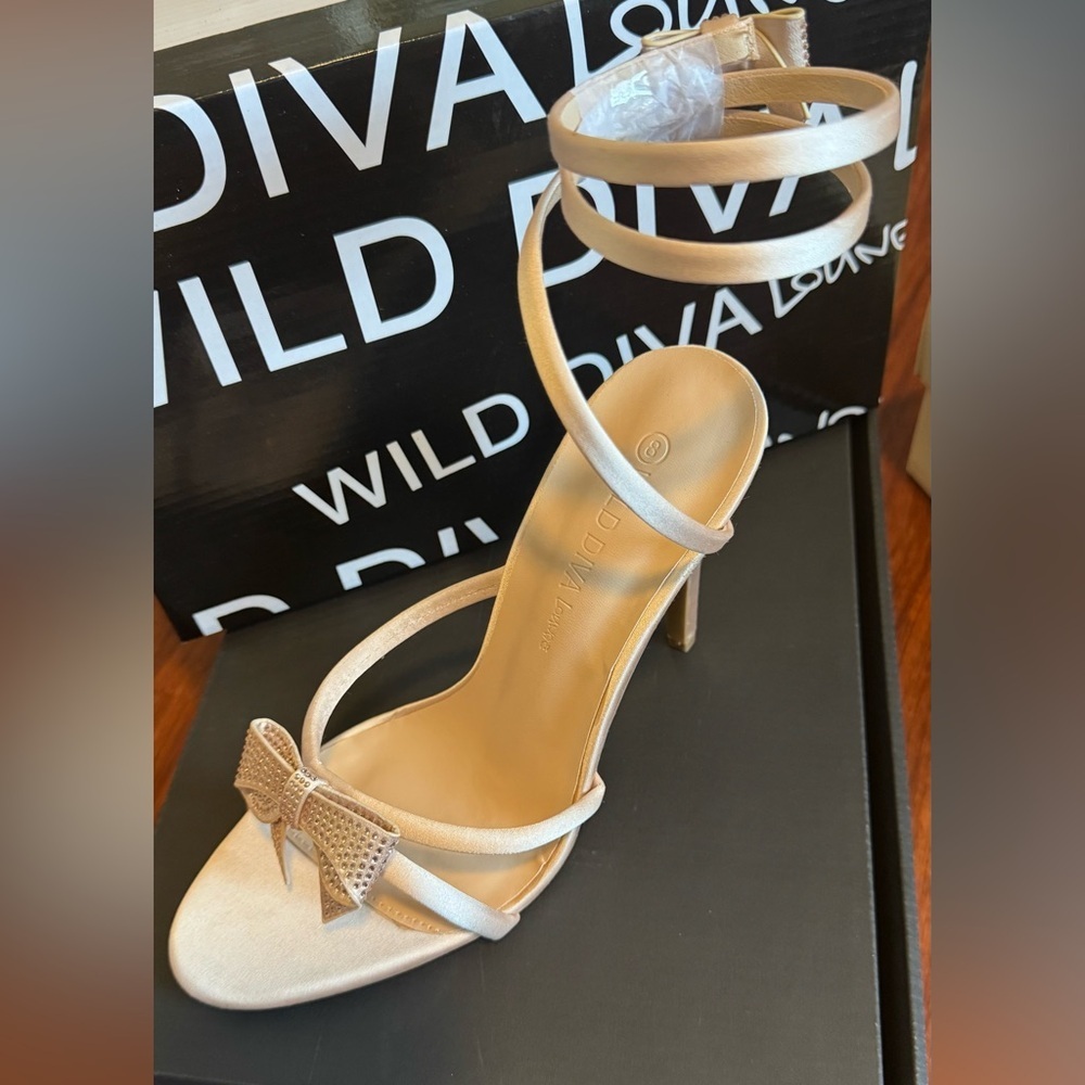 Wild Diva Morris Rhinestone Bow Spiral Coil Wrap Block Heel Sandals Size 8 NIB - Picture 3 of 6